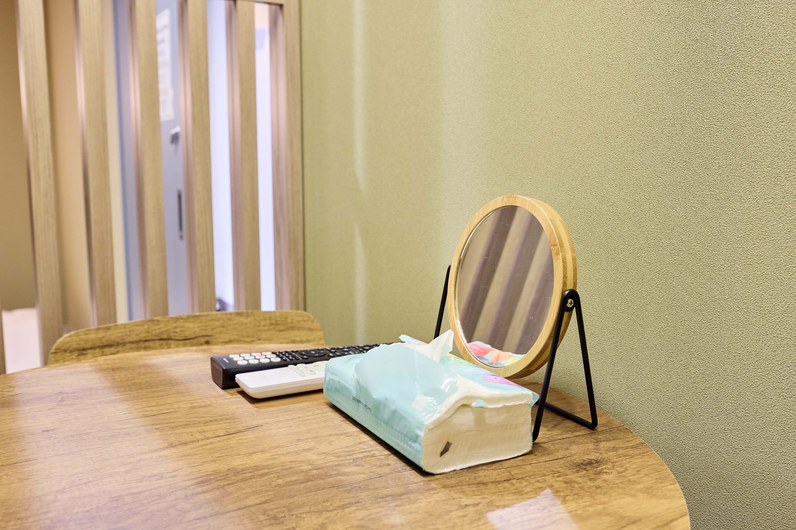 心斎ノ翼房型內的書桌，桌上備有立鏡與盥洗備品